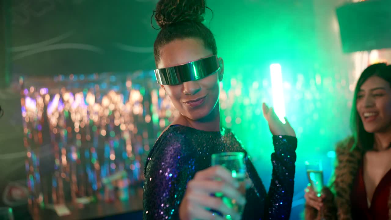 Jeune femme portant des lunettes futuristes et dansant dans une boîte de nuit animée
