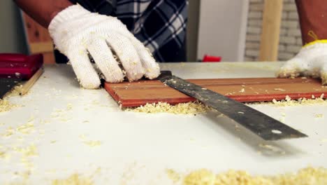 carpintero que trabaja en artesanías de madera en el taller