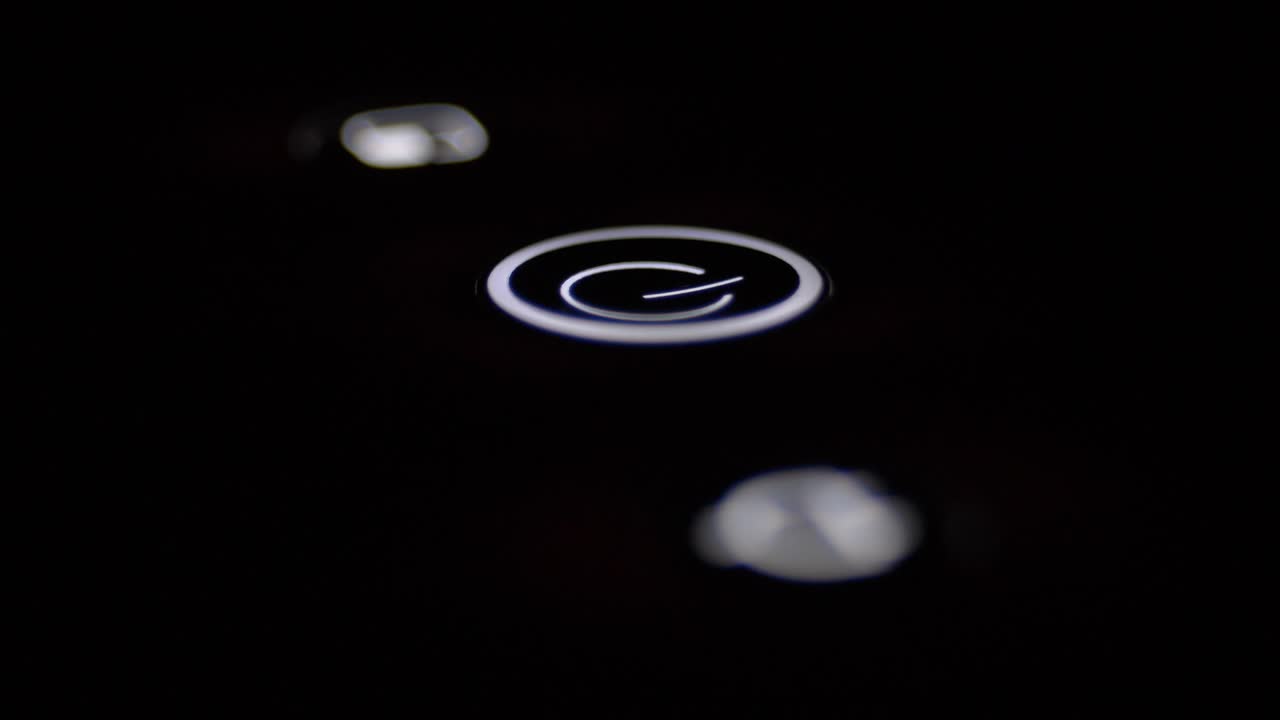 presionar el botón de encendido para encender y apagar el dispositivo en la oscuridad