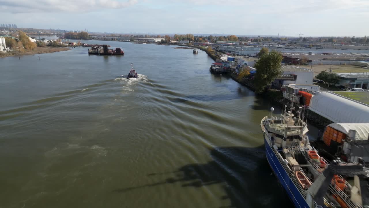 Oversigtsbillede af båd, der sejler på Fraser River nær Delta-Tilbury Island i Canada. Luftfoto.