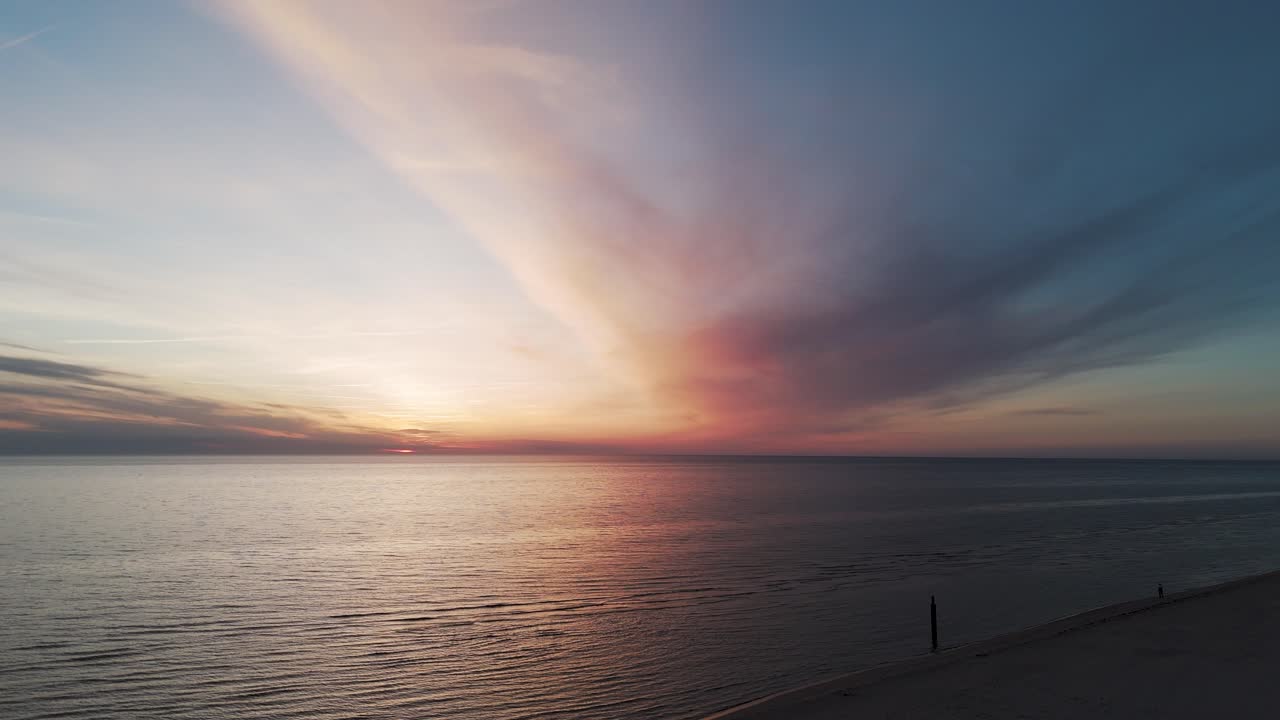 hermosa vista aérea de la costa del mar báltico en una noche soleada en bernati, letonia