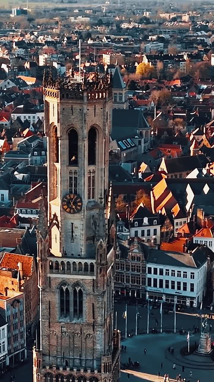 Vista di Bruges con la piazza del mercato e il campanile di Belfry sullo sfondo