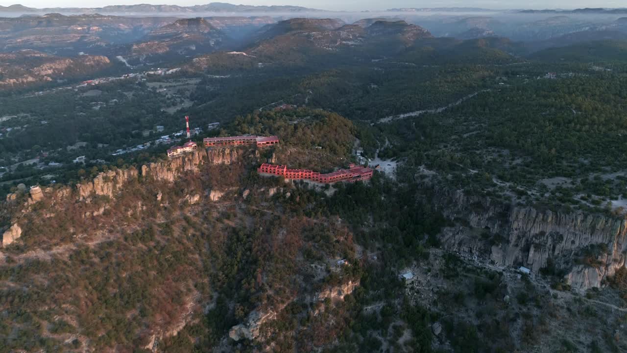 tomada aérea amplia del cañón urique y un hotel al amanecer en divisadero, región del cañón de cobre, chihuahua