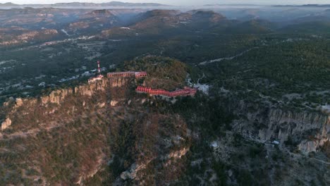 Toma-Aérea-Amplia-Del-Cañón-De-Urique-Y-Un-Hotel-Al-Amanecer-En-Divisadero,-Región-Del-Cañón-Del-Cobre,-Chihuahua