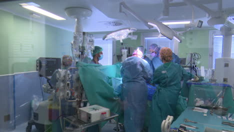procedimiento quirúrgico en una sala de operaciones