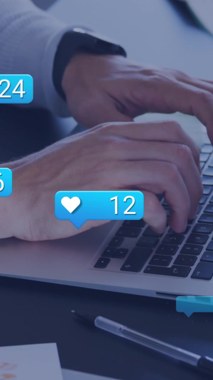 Animazione di elaborazione dati dei social media su uomo caucasico che usa il computer