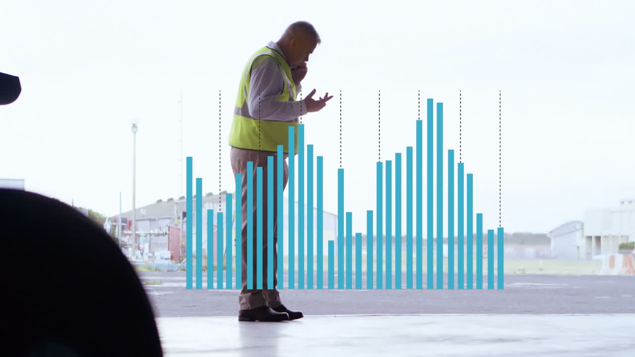 animación de procesamiento de datos sobre trabajador masculino caucásico en el aeropuerto