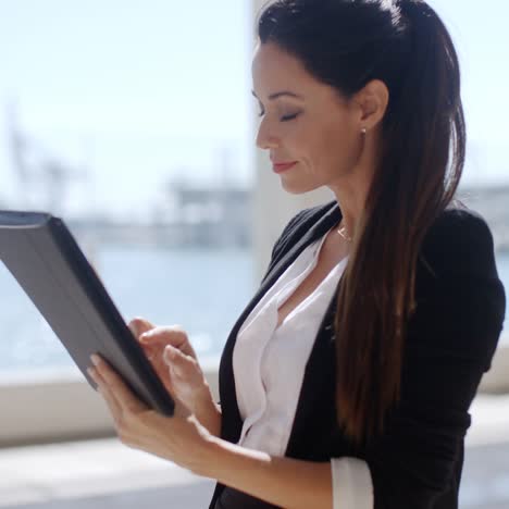 atractiva empresaria trabajando en una tableta