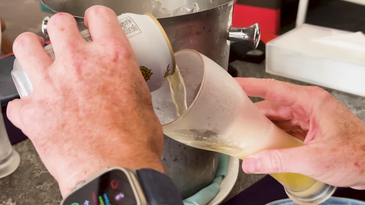 레스토랑에서 맥주를 고