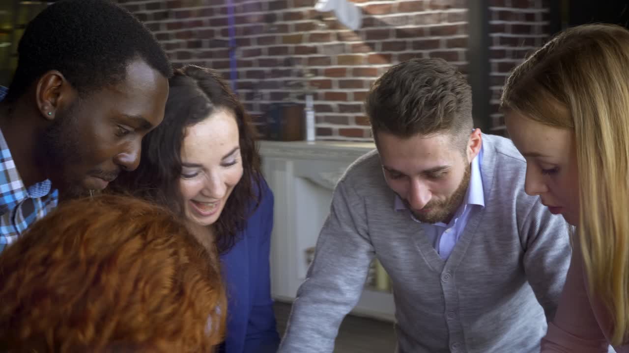 grupo diverso en discusión