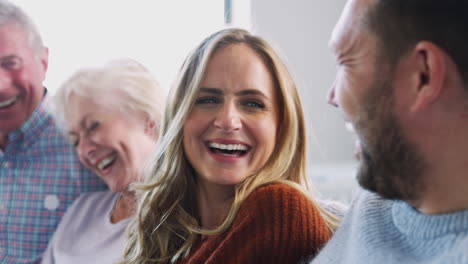 Ältere-Eltern-Mit-Erwachsenen-Nachkommen-Sitzen-Zu-Hause-Auf-Dem-Sofa-Und-Reden-Und-Lachen