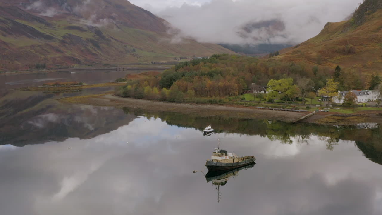 낮은 구름과 함께 흐린 날 글렌 시엘에 있는 스코틀랜드 북서쪽 고원에 있는 로크 두익의 동쪽 끝의 공중 전망