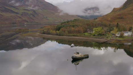 una vista aérea del extremo este de loch duich en las tierras altas del noroeste de escocia en glen shiel en un día nublado con nubes bajas