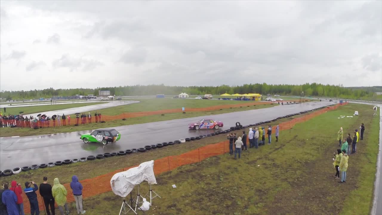 비에 떠다니는 경쟁