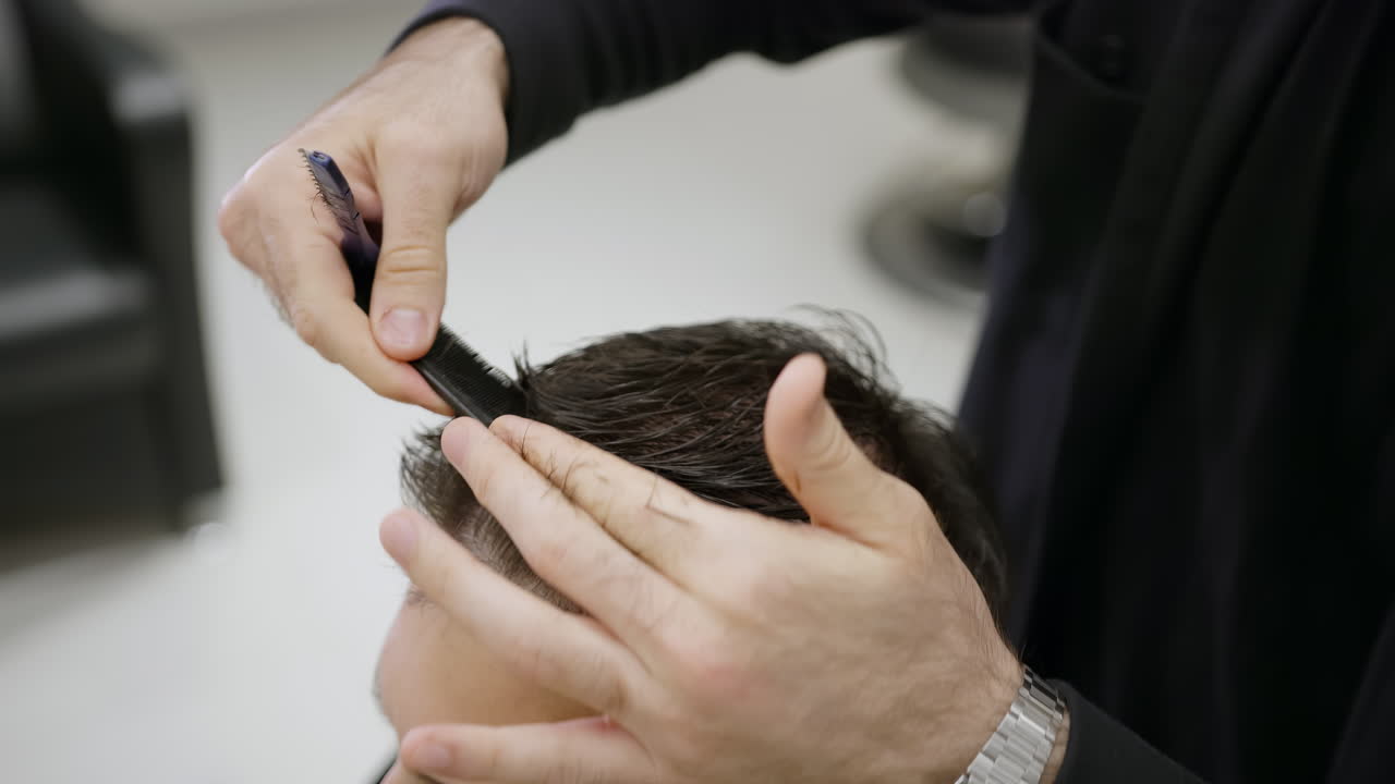 Un uomo che si taglia i capelli.