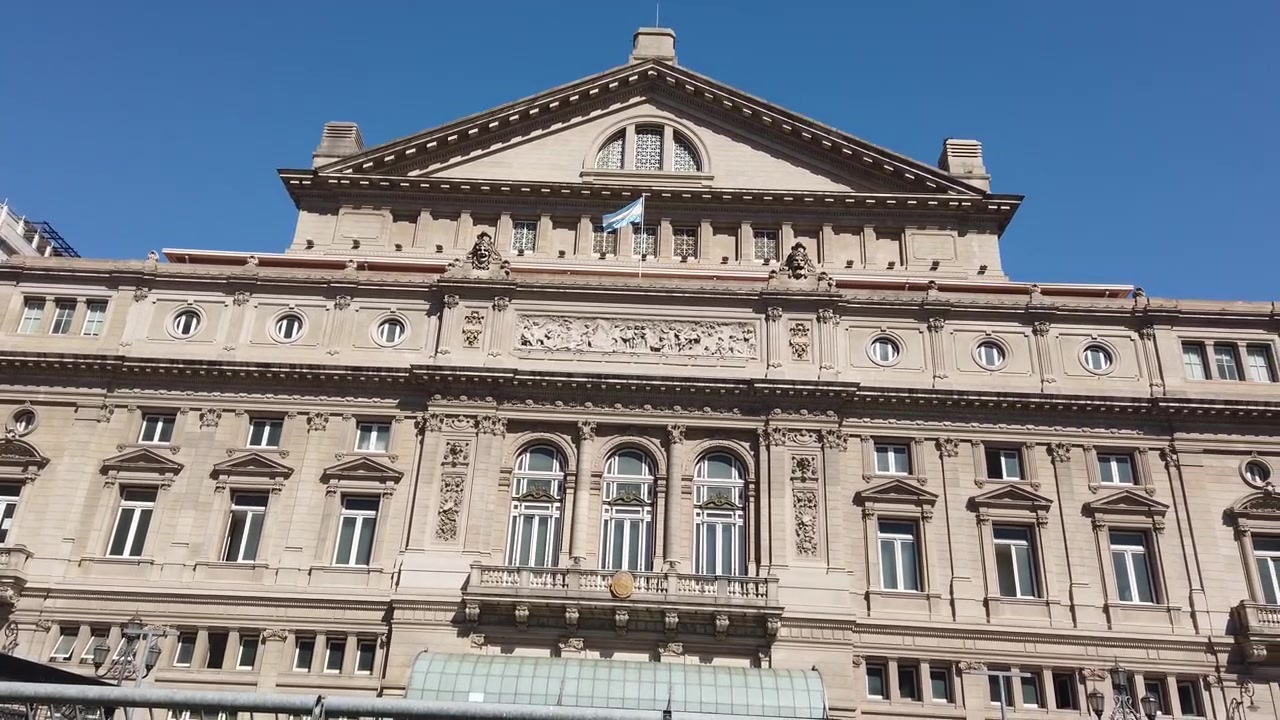 Panoramica dell'ingresso del Teatro dell'Opera Colón nella città di Buenos Aires, Argentina. Architettura storica