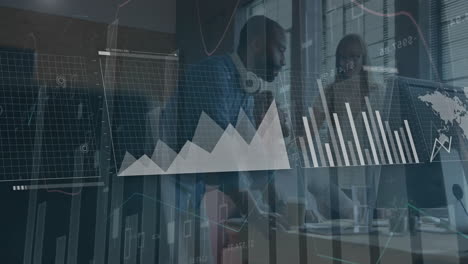animación del procesamiento de datos financieros sobre diversas personas de negocios en la oficina