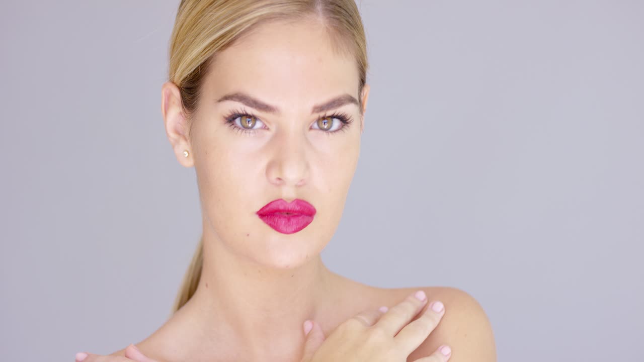 retrato de una chica rubia sensual con los hombros desnudos