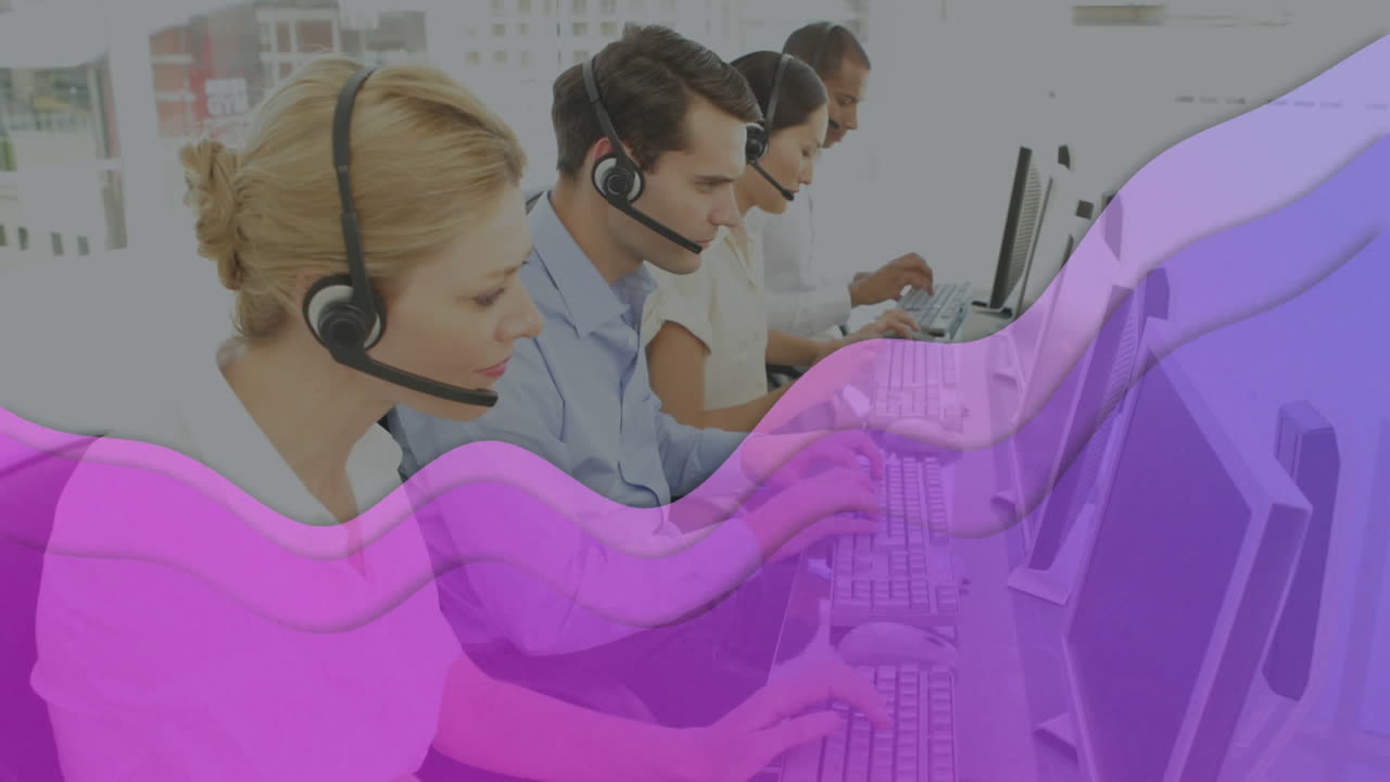 사무실에서 일하는 고객 서비스 임원 팀에 대한 추상적인 보라색 모양