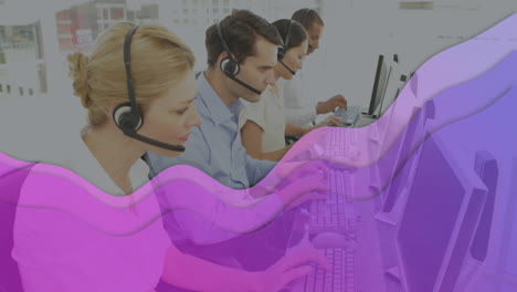 formas púrpuras abstractas contra el equipo de ejecutivos de atención al cliente que trabajan en la oficina
