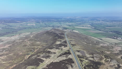 páramos sobre westerdale, imágenes aéreas, parque nacional de los páramos del norte de york, empujar hacia adelante a lo largo de la cresta