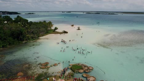 4K-Drohnenaufnahmen-Von-Menschen-Im-Urlaub,-Die-Spaß-Am-Strand-Haben