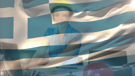 Animación-De-La-Bandera-De-Grecia-Ondeando-Sobre-Una-Mujer-Caucásica-Sonriente-Con-Casco-Trabajando-En-Una-Computadora