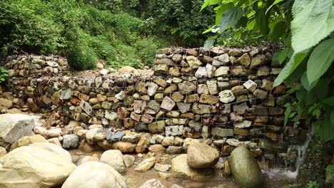 Técnica-De-Recolección-De-Agua-De-Lluvia-Esta-Técnica-Se-Adopta-Para-Ahorrar-Agua-Que-Se-Desperdicia-A-Través-De-Laderas,-Ríos,-Nalas