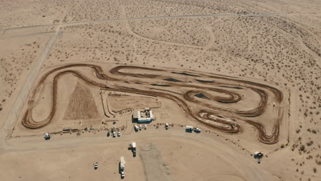 alta vista aérea de drones del circuito de carreras de motocross en el desierto de mojave, california