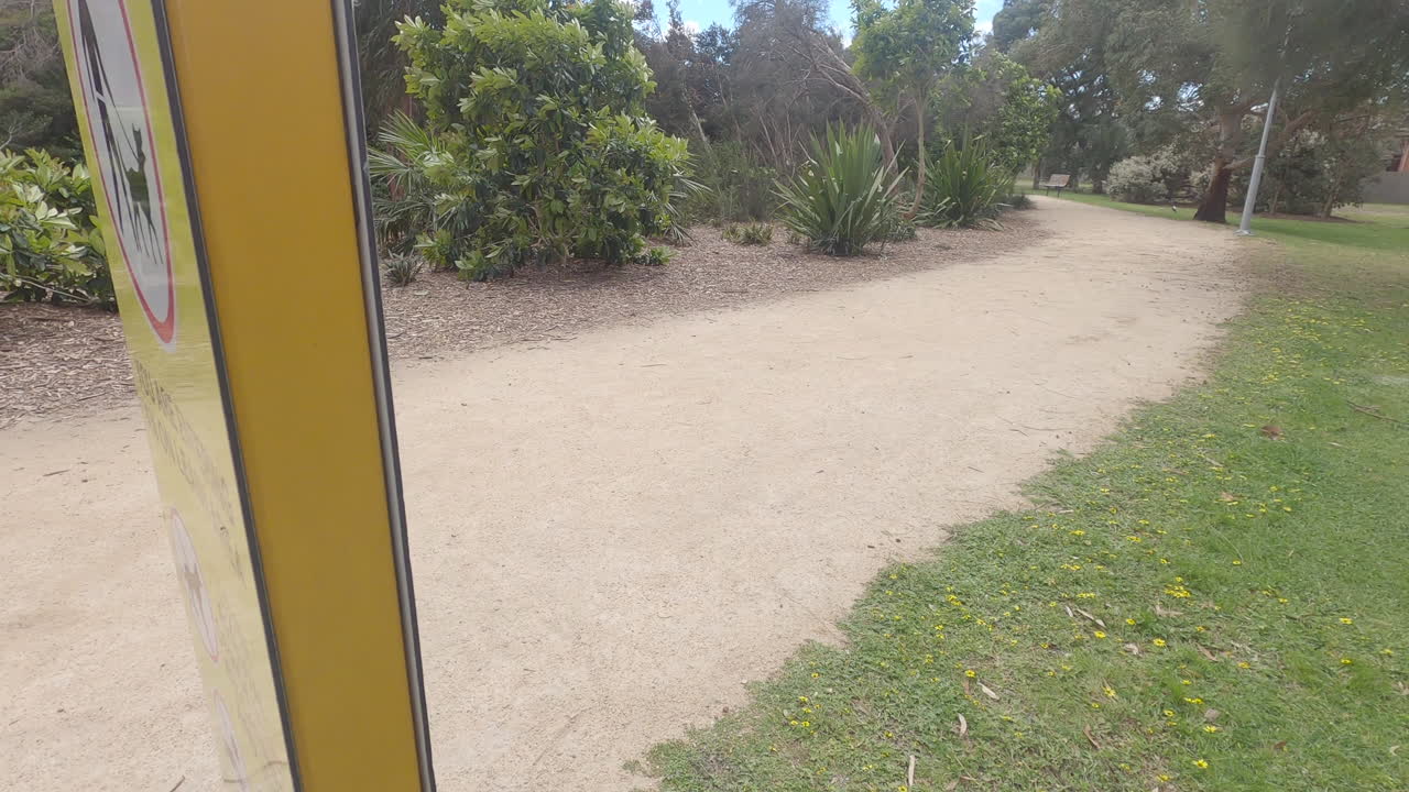 estás entrando en un área con correa, signo de perro en un parque local