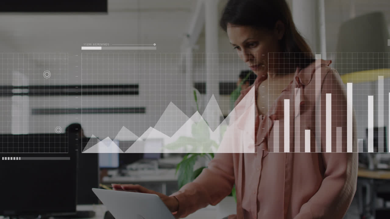 animación de la interfaz con procesamiento de datos estadísticos sobre mujer caucásica usando computadora portátil en la oficina