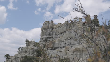 un excursionista irreconocible en la cima de la roca del púlpito en colorado springs
