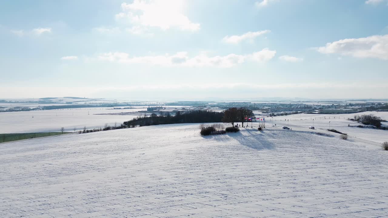 완전히 눈으로 인 언덕의 전망대