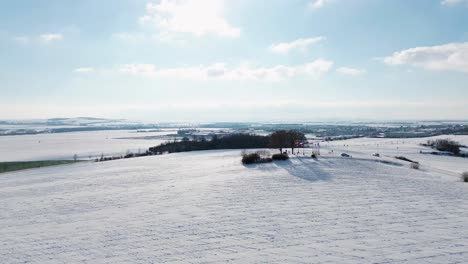 Ein-Blick-Auf-Einen-Aussichtspunkt-Auf-Einem-Hügel,-Der-Vollständig-Mit-Schnee-Bedeckt-Ist