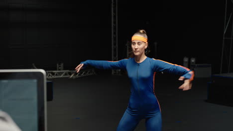 mujer con traje de captura de movimiento bailando en un estudio bailarina de ballet chica con traje de mo-cap para animación de personajes 3d para tecnología de realidad virtual