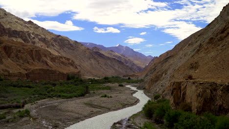 Tiro-Constante-De-Un-Diminuto-Río-En-Las-Montañas,-Reducido-En-La-Estación-Seca,-Como-Consecuencia-Del-Calentamiento-Global