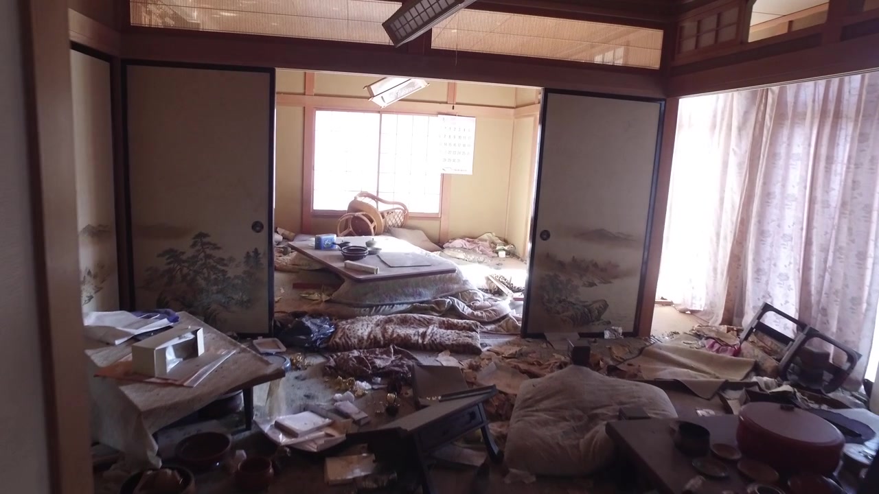 時が止まったかのように朽ちかけた居住空間を探索する手持ち撮影