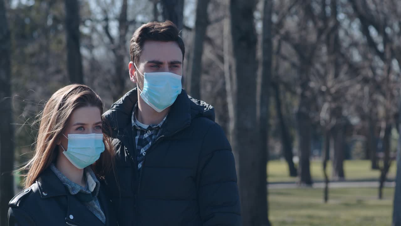 공원에서 마스크를 쓴 부부