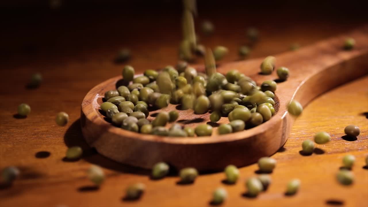 Mung bean. The mung bean alternatively known as the green gram, maash, or moong.