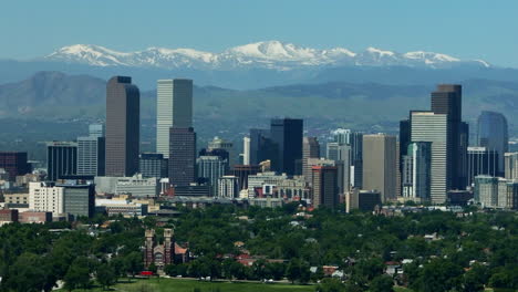 Innenstadt-Von-Denver,-Luftbild,-Drohne,-Stadtpark,-Stadtbild,-Nuggets,-Lawine,-Rockies,-Felsige-Berge,-Landschaft,-Mount-Evans,-Filmische-Parallaxe,-Ausläufer,-Colorado,-Frühling,-Sommer,-Grün,-üppig,-Kreisend,-Linke-Bewegung