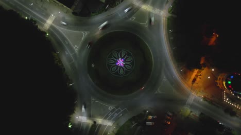 vista aérea del lapso de tiempo de la carretera de circunvalación con coches circulares por la noche en una pequeña ciudad europea