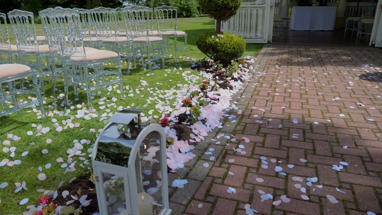 confeti que sopla en el viento