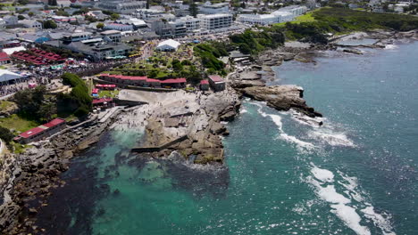 Hiperlapso-De-Drones-Hacia-El-Antiguo-Puerto-De-Hermanus---Ajetreado-Festival-De-Ballenas