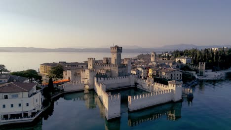 Vista-Aérea-De-Sirmione-Ciudad-Turística-Histórica-Mediterránea-En-Italia-En-El-Lago-De-Garda