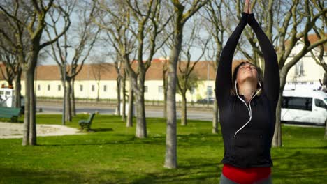 Attraktives-Mädchen-In-Sportkleidung,-Das-Yoga-Im-Park-Praktiziert