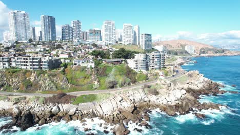 Vista-Orbital-De-Viña-Del-Mar-Con-Olas-Costeras-Y-Edificios-De-La-Ciudad,-Chile.