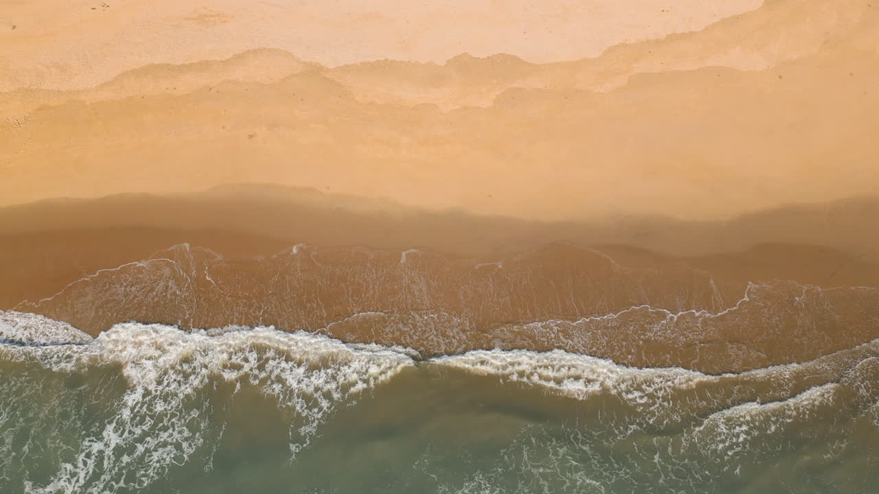 베트남 의 평화로운 해변 에 있는 부드러운 파도