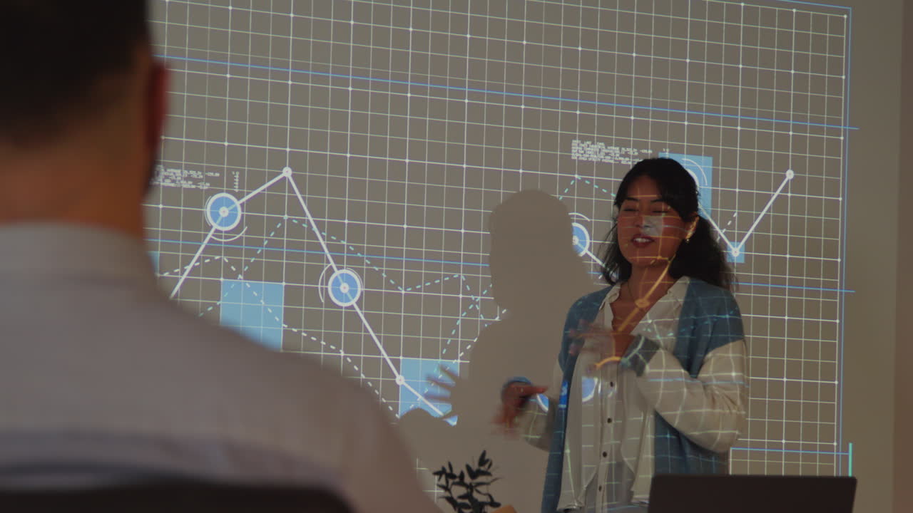 대학이나 대학에서 수학 또는 과학 수업을 제공하는 여성 교사, 그래프 1의 투사와 함께 수업 앞에 서 있습니다.