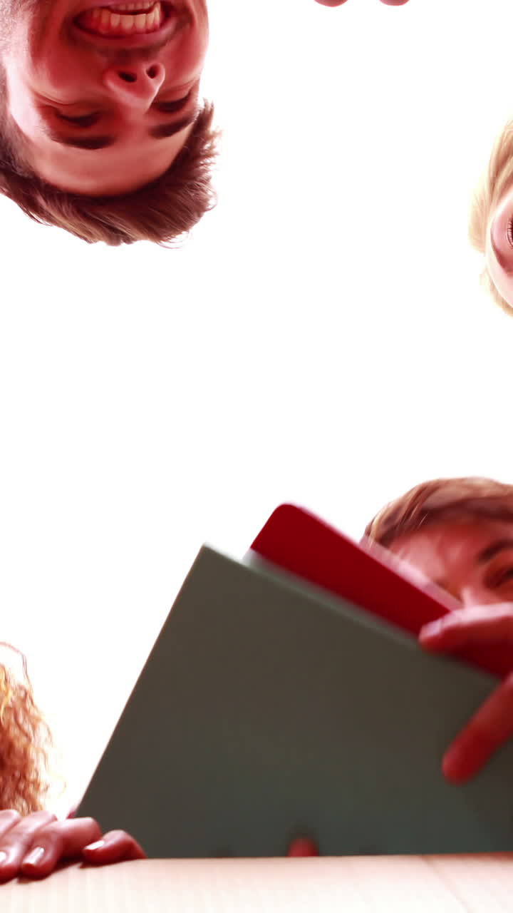 vista del interior de las cajas mientras los amigos mueven cosas