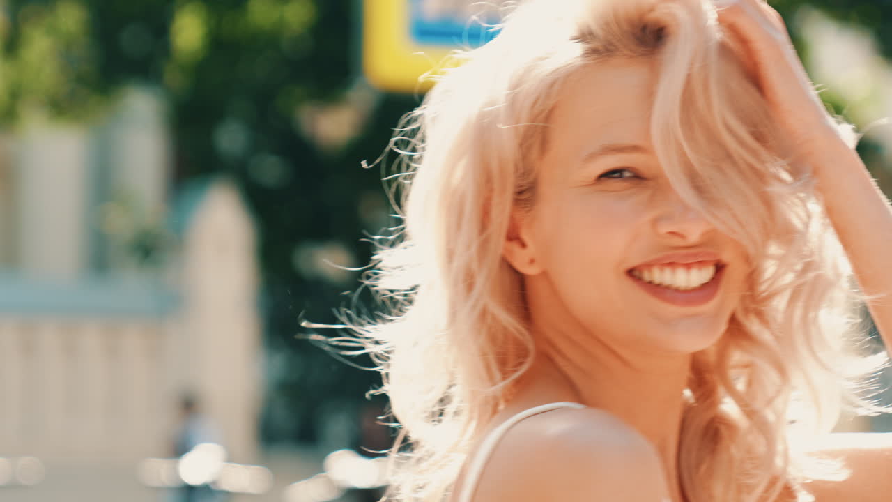 야외에서 금발 머리카락을 가진 여자